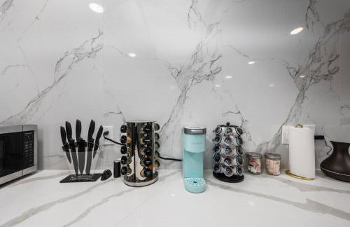 Chic & Cozy Montrose Apt with Pool & Parking - Foto 16