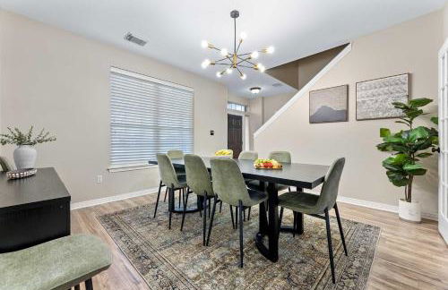 Luxurious Home with Huge Pool - Photo 4