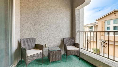 Extended-Stay Ready! Elk Grove Unit with Pool Access - Foto 3