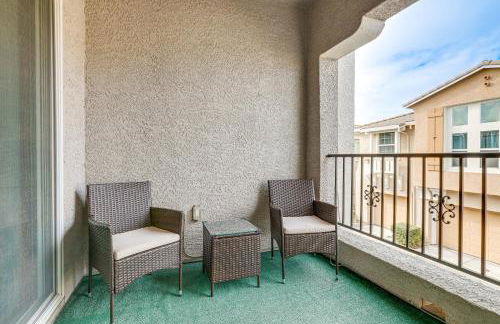 Extended-Stay Ready! Elk Grove Unit with Pool Access - Foto 3