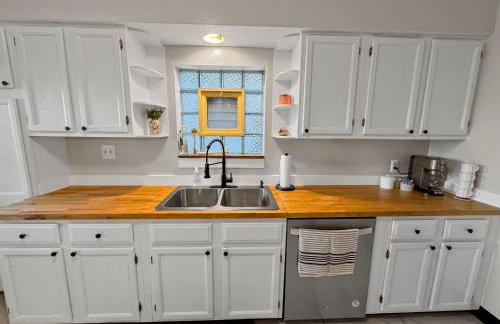 Family & Pet-Friendly Home with Fenced Yard & Office - Foto 6