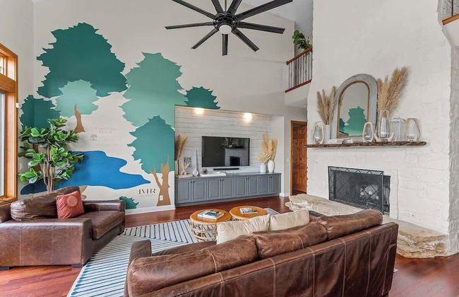 Luxurious Lake Park House: Sleeps 25, Pool, Hot-tub, Firepit and Game Room! - Photo 23