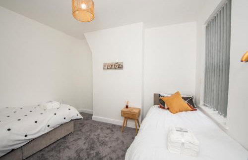 Modern 4 Bedroom House Sleeps 10 Free Parking Liverpool - Foto 59