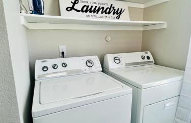 6 Bedroom Home with Pool, Centrally Located - Foto 27