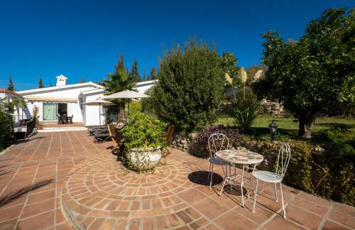 Private Heated Pool, Jacuzzi & 1225m2 garden in Villa Cipreses - Photo 35