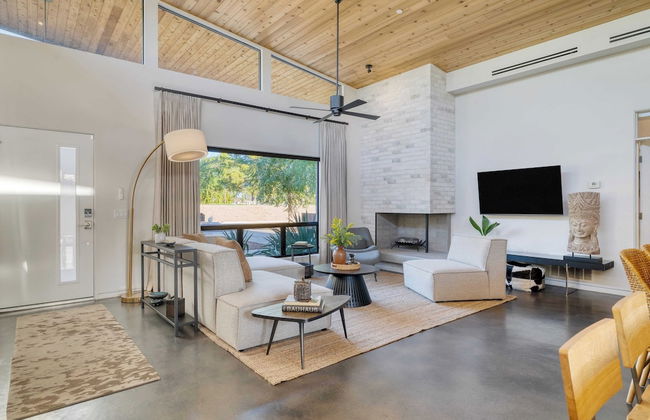 Sundrenched by Avantstay Pool, Mins to Old Town - Foto 3