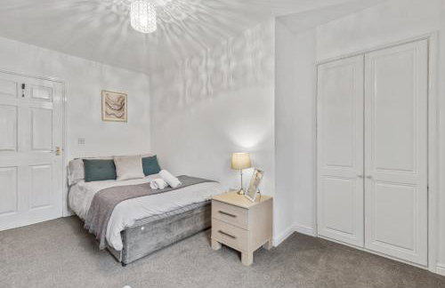 Modern 2-BR Home WiFi plus Parking - Photo 2