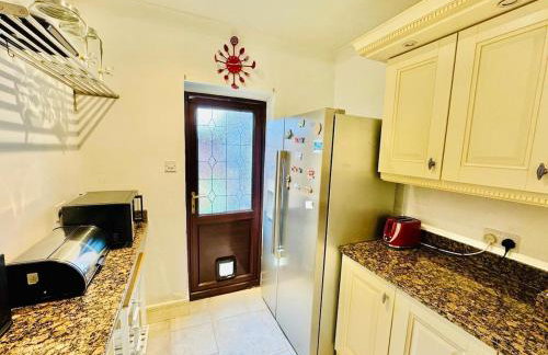 4-Bed Oasis Quiet Culde sac - Foto 35