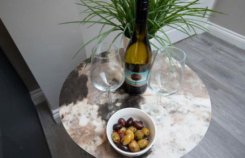 Elliot Oliver - Stylish 2 Bedroom Town Centre Apartment - Photo 24