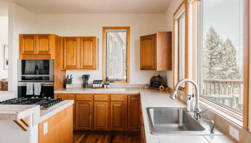 Peaceful Getaway with Hot Tub - Views - Evergreen - Foto 3, stove, dishwasher