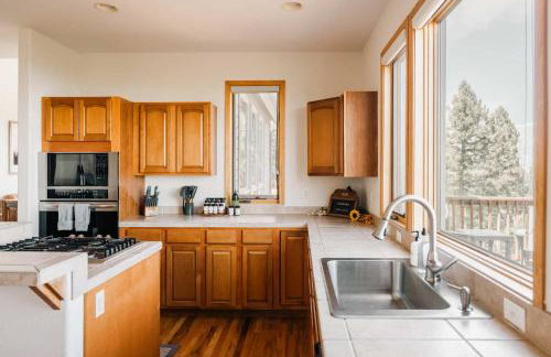 Peaceful Getaway with Hot Tub - Views - Evergreen - Foto 3