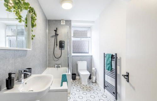 Small, Cosy 2BR 1Bathroom Nearby the Town Center - Photo 9