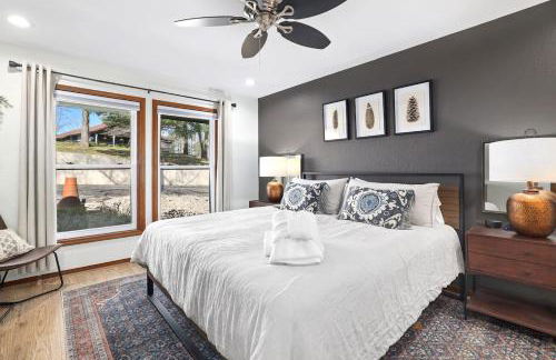 Lakeside Nest Dock on Lake Rayburn Sleeps 10 - Photo 5