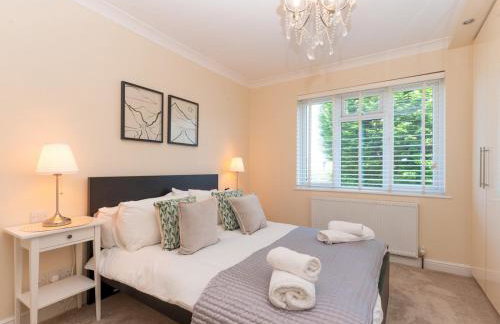 Pass the Keys Stunning Spacious Chessington Gem with Parking - Photo 5