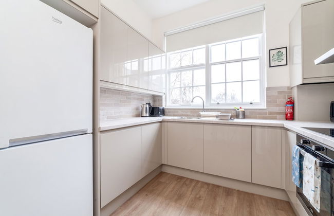 Spacious 3-bed flat by popular Waterloo - Photo 16