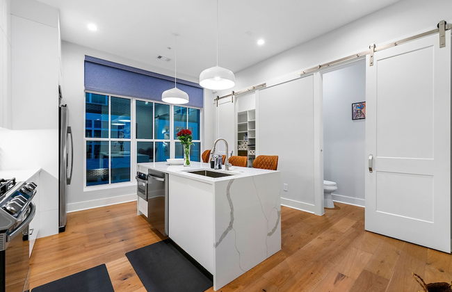 Stylish Midtown Home w Rooftop Views by Silverx - Foto 21