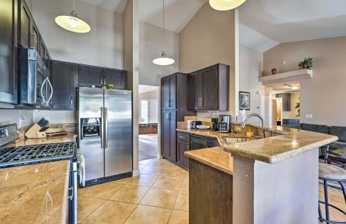 Sleek Vegas Home with Private Pool, Game Room! - Foto 8