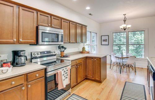 Black Mountain Hideaway with Hot Tub and Pool Table! - Foto 8