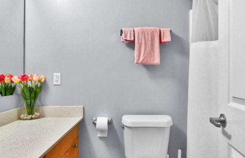 Pink playhouse sq near Progressive field & CSU - Photo 25