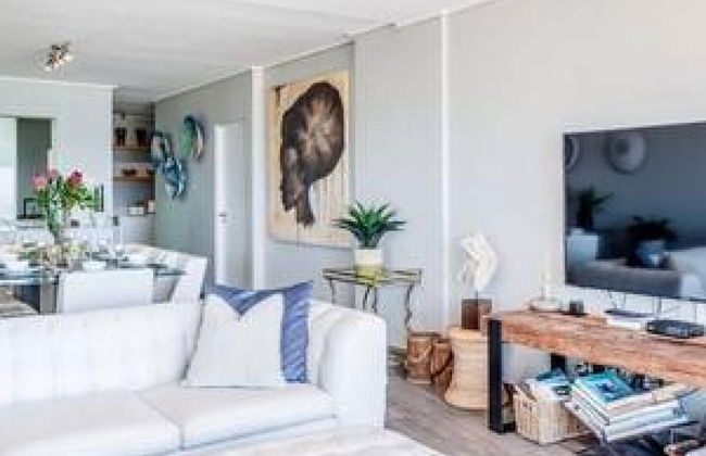 Camps Bay Holiday Apartment in Secure Complex With Private Pool and Parking Houghton Views - Foto 7