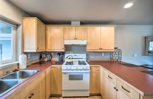 Apartment with Gas Fireplace about half Mi to Beach! - Foto 9