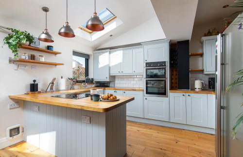 Charming Family Home with Stoves, Garden & Parking - Foto 11