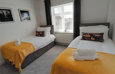 Doctors lane Stylish 3 Bedroom contractor Family House with Parking - Photo 13