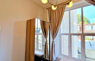 Stunning Hyde Park Home with Private Balcony & Lift Elevator Access - Foto 25