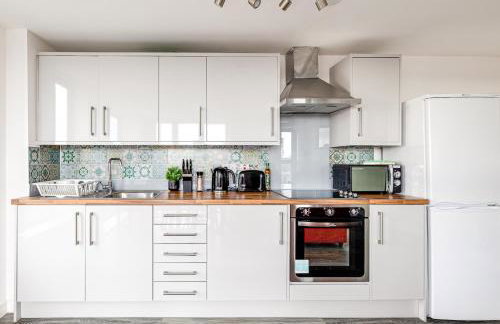 Stunning 2 bed apt with free parking close to CC - Foto 14