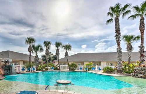 Sunny Townhome with Pool Access about 1 Mi to Beach - Foto 3