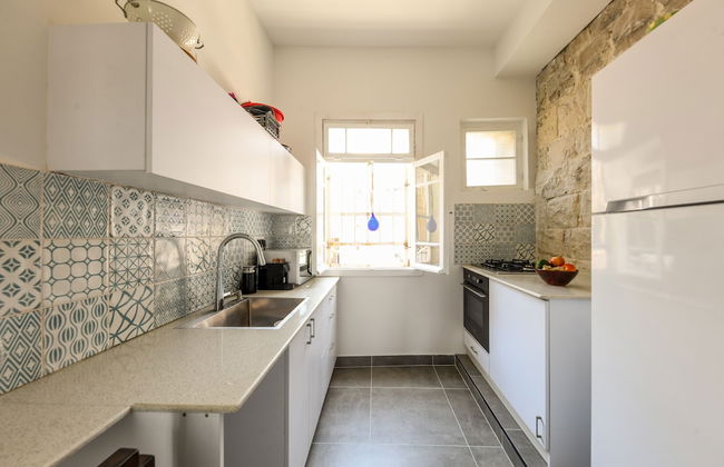 Vintage Charm 1BR Apt w Balcony & View - Foto 8