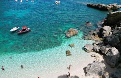 Beachfront Villa Sea & Garden - 2BR - AC - WiFi - BBQ - Parking - Pet Friendly - Foto 20