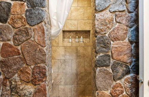 Beautiful Torch Lake House with Beach Access home - Foto 36