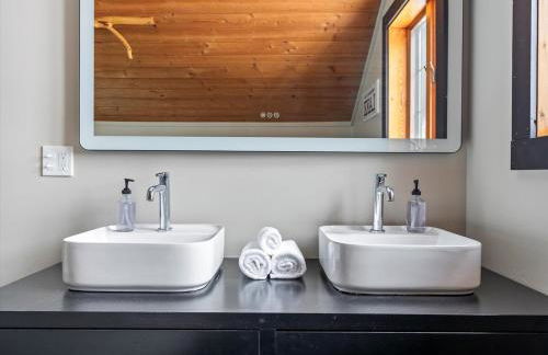 The Log Haus, a newly renovated lakefront cabin close to the trails - Foto 18