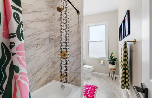 Chic Home with Large Private Yard! Hot Tub, Close To Downtown - Foto 45