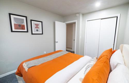 The Orange Lounge - 8 min to KU & Mass - Photo 32