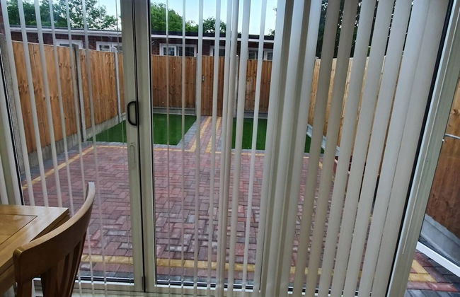 Lovely 5-bed House in Essex - Photo 13