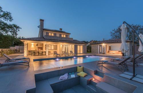 Villa Aurelia near Labin for 9 persons with heated 60 m2 pool, wellness & kids playground - Foto 1