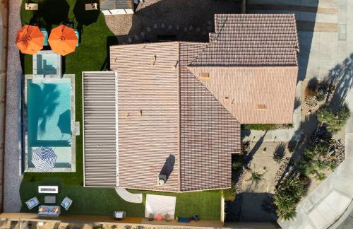 Spacious Yard, Sparkling Pool & Spa, Firepit, 9beds! - Photo 55