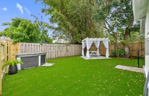 Coco's Cozy Cabana - Hot Tub Walk to Downtown - Foto 33