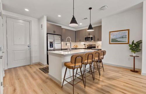 Polished Contemporary 2BR 2BA Private Balcony - Foto 40