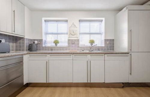 Spacious Apartment with Parking! - Photo 23