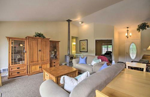 Anderson Island Retreat with Lakefront Deck and Canoe! - Foto 3