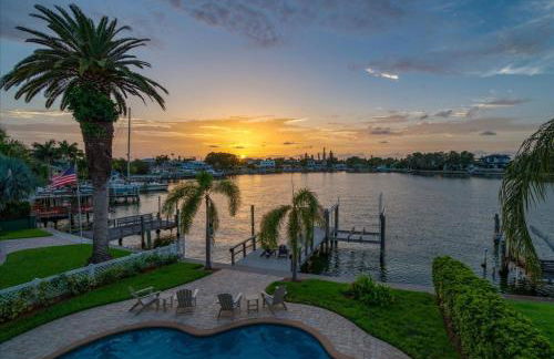 Waterfront Luxury w/ Heated Salt Pool & Golf Cart - Foto 37
