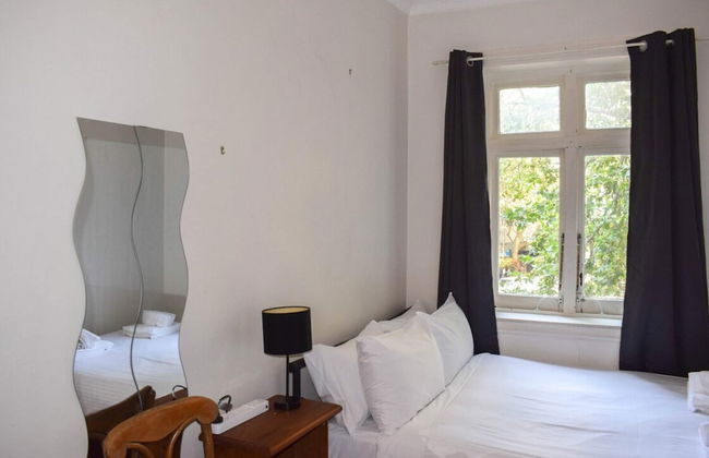 Incredible Location One Bedroom Apartment - Photo 1