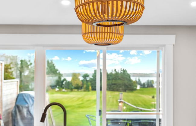 Cozy and Modern Oceanview Cottage With hot Tub - Photo 10