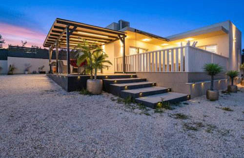 Villa VERONICA with CINEMA PROJECTOR by the HEATED POOL and JACUZZI - Foto 9