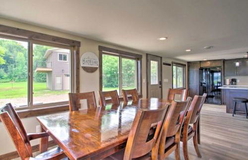 Lakefront Retreat with Dock and Game Room and Deck - Foto 18