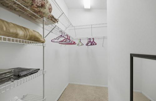 Cozy 2BR Mins to Lake Sumter Landing and Brownwood Paddock Square with BBQ, Workspace, Murphy Bed - Foto 15