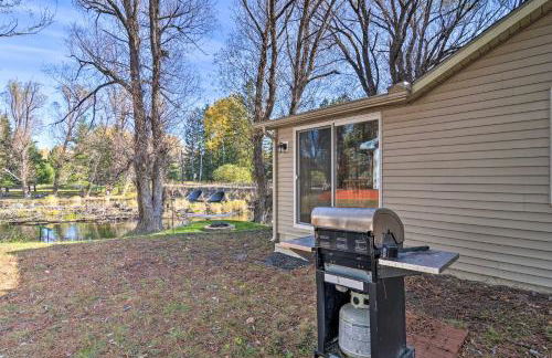 Riverfront Grayling Retreat with Fire Pit and Dock! - Foto 24